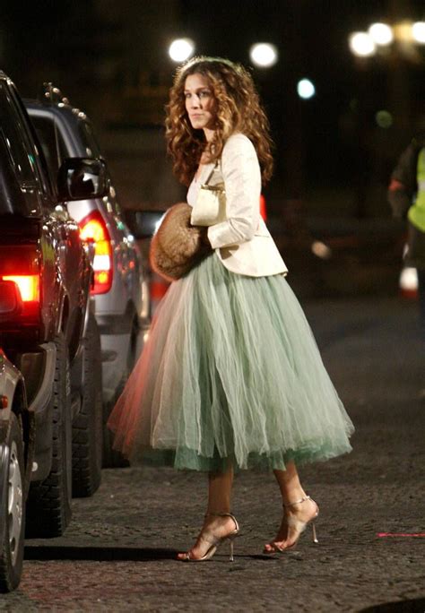 carrie bradshaw paris outfits